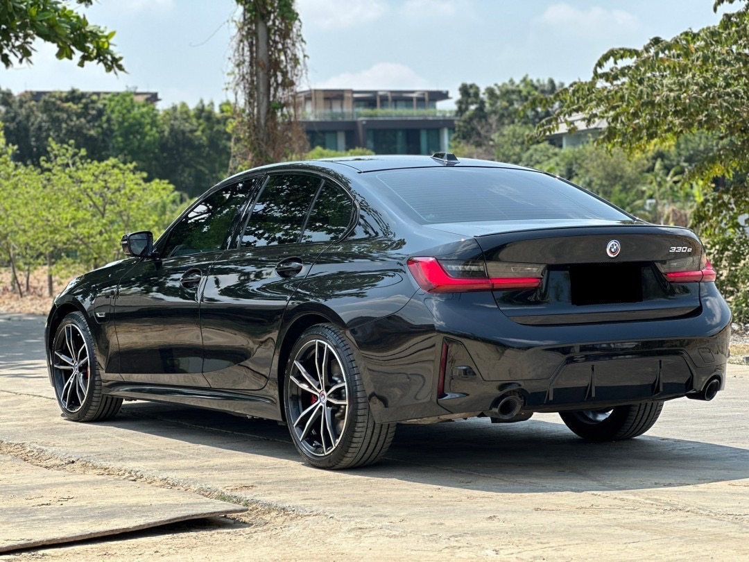 2023 BMW 330e M Sport LCI สีดำ (รูปที่ 6)