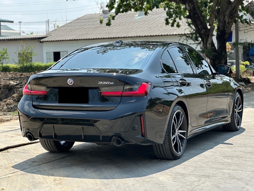 2023 BMW 330e M Sport LCI สีดำ (รูปที่ 4)