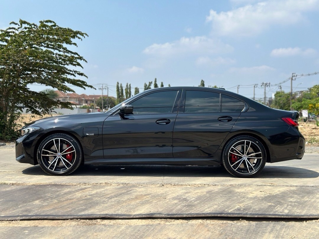 2023 BMW 330e M Sport LCI สีดำ (รูปที่ 7)