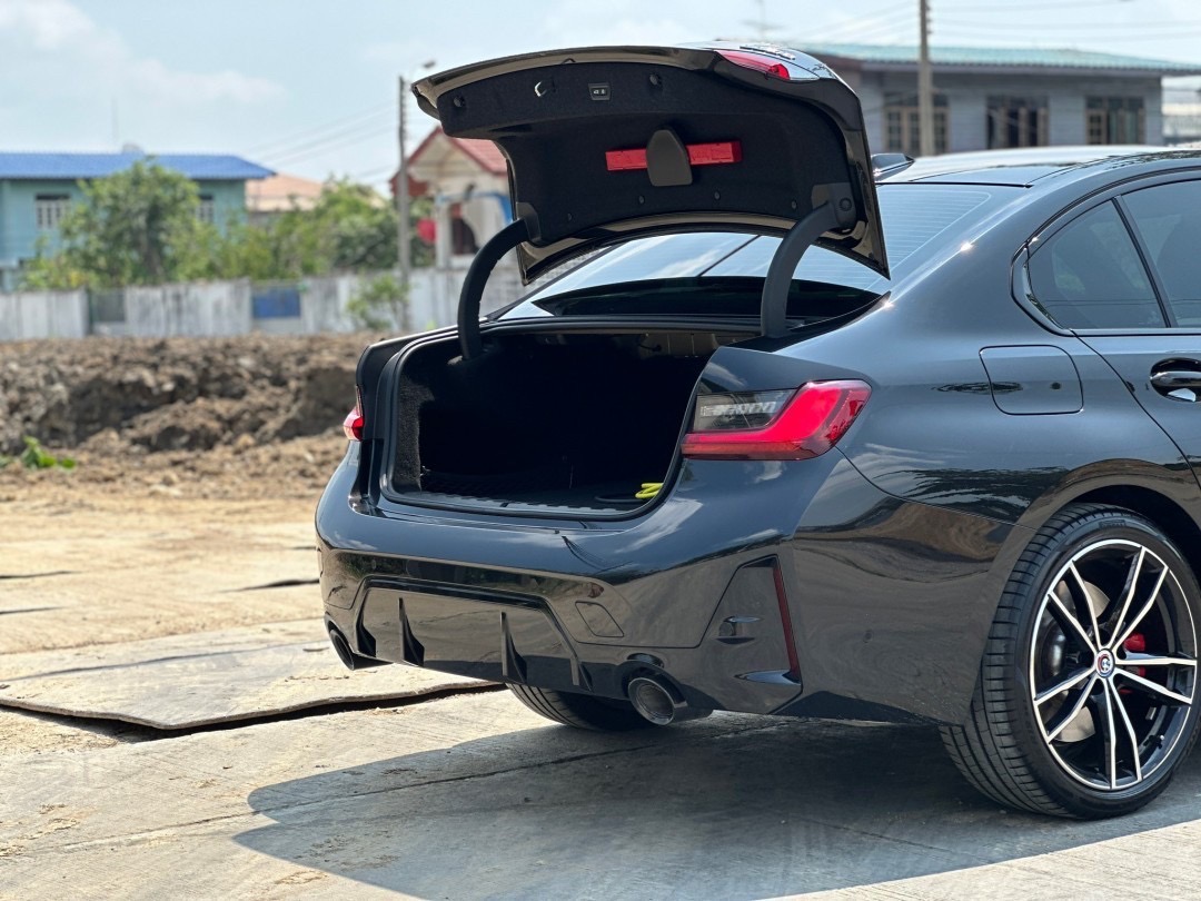 2023 BMW 330e M Sport LCI สีดำ (รูปที่ 9)