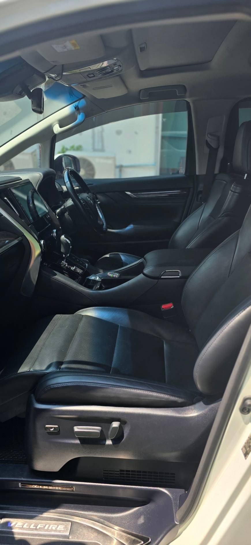 2018 Toyota Vellfire สีขาว (รูปที่ 12)