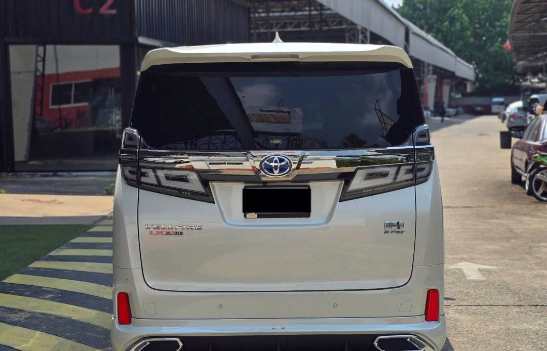 2018 Toyota Vellfire สีขาว (รูปที่ 4)