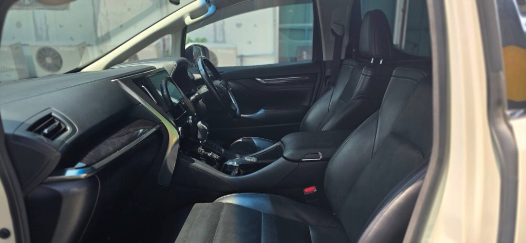 2018 Toyota Vellfire สีขาว (รูปที่ 13)