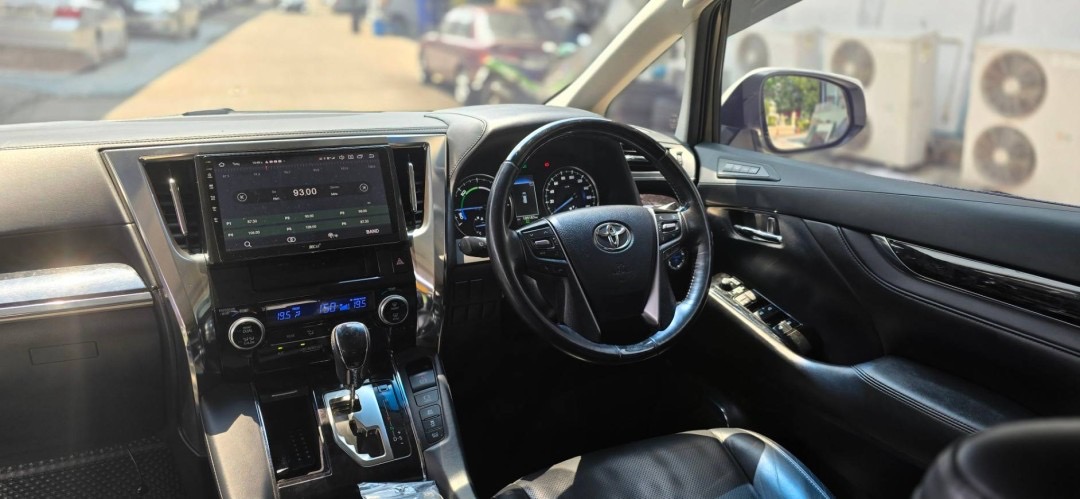 2018 Toyota Vellfire สีขาว (รูปที่ 10)