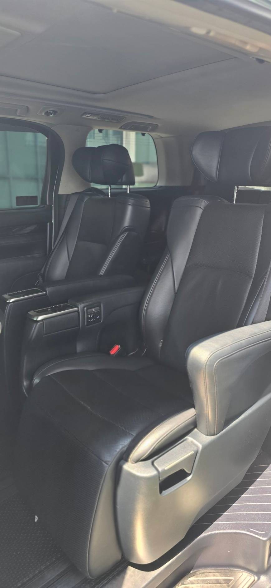 2018 Toyota Vellfire สีขาว (รูปที่ 11)