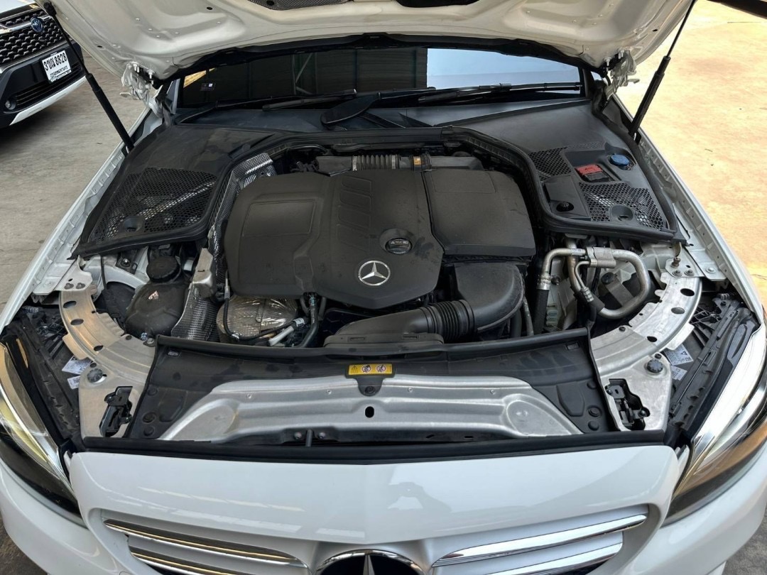 2021 Mercedes-Benz C-Class C 220 d สีขาว (รูปที่ 12)