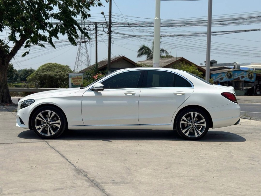 2021 Mercedes-Benz C-Class C 220 d สีขาว