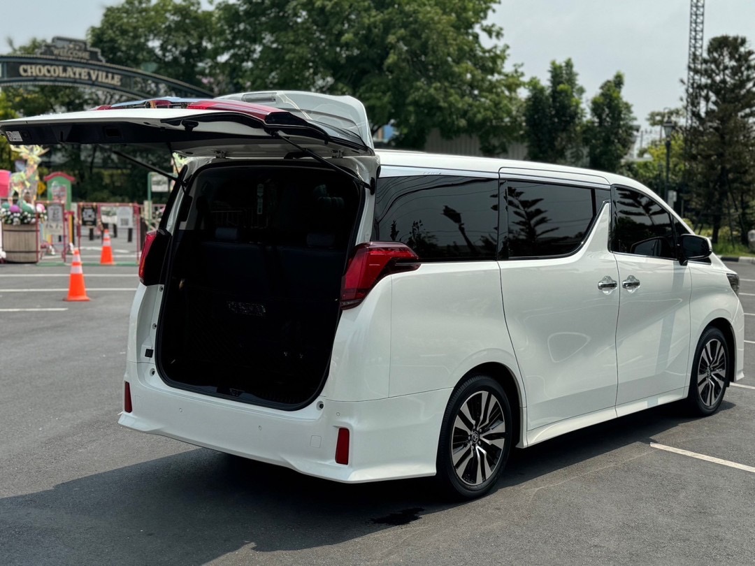 2021 Toyota Alphard สีขาว (รูปที่ 13)