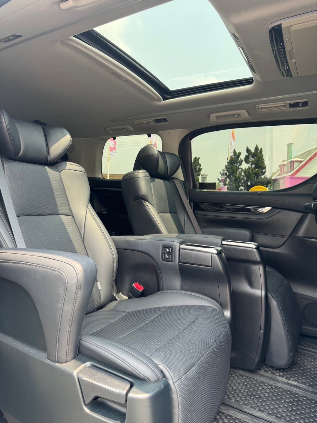 2021 Toyota Alphard สีขาว (รูปที่ 9)