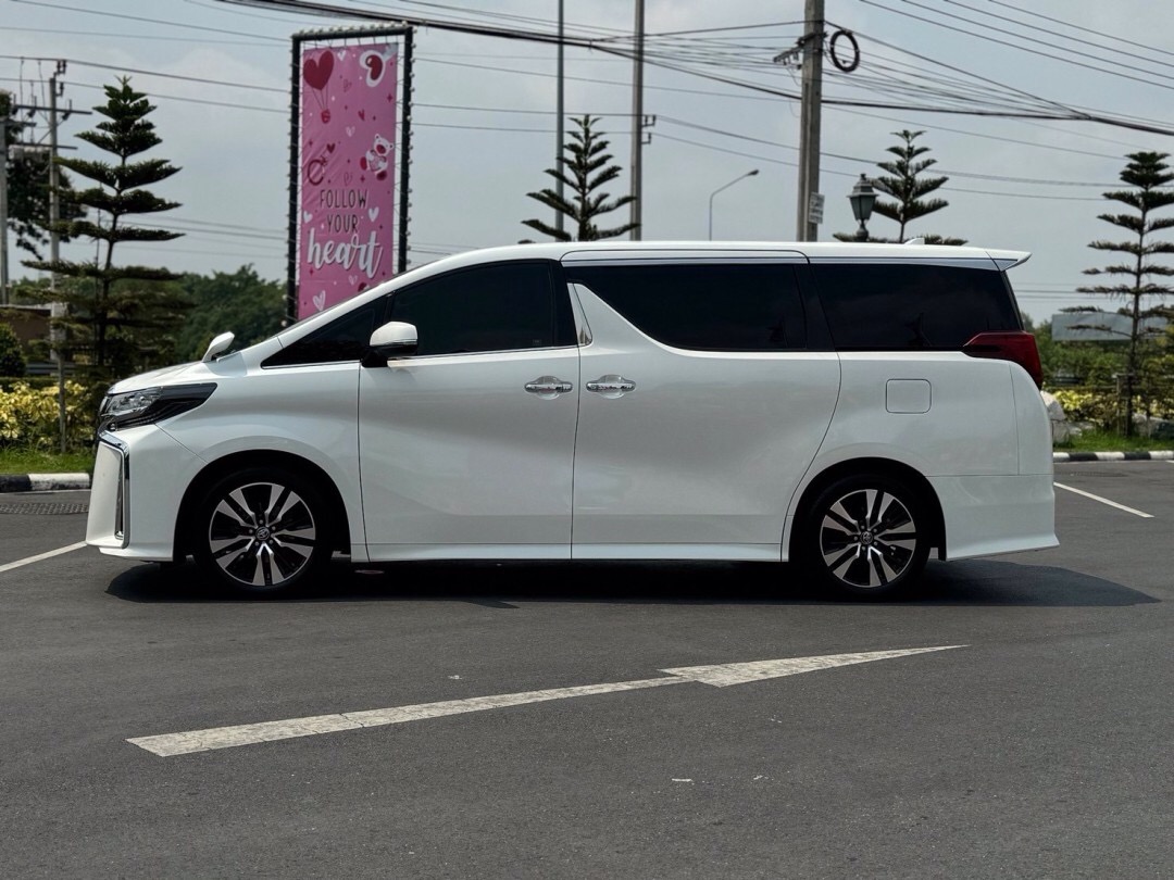 2021 Toyota Alphard สีขาว (รูปที่ 6)
