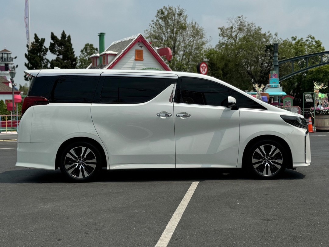 2021 Toyota Alphard สีขาว (รูปที่ 8)