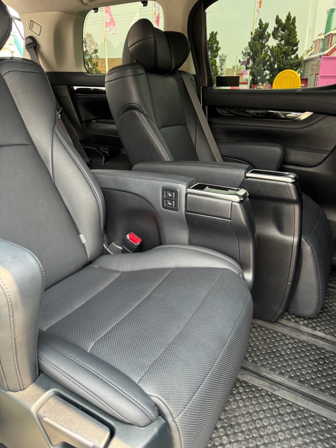 2021 Toyota Alphard สีขาว (รูปที่ 18)