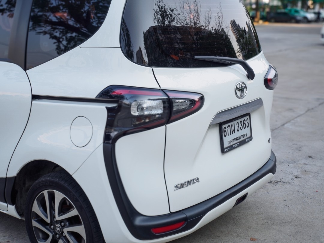 2017 Toyota Sienta สีขาว (รูปที่ 8)