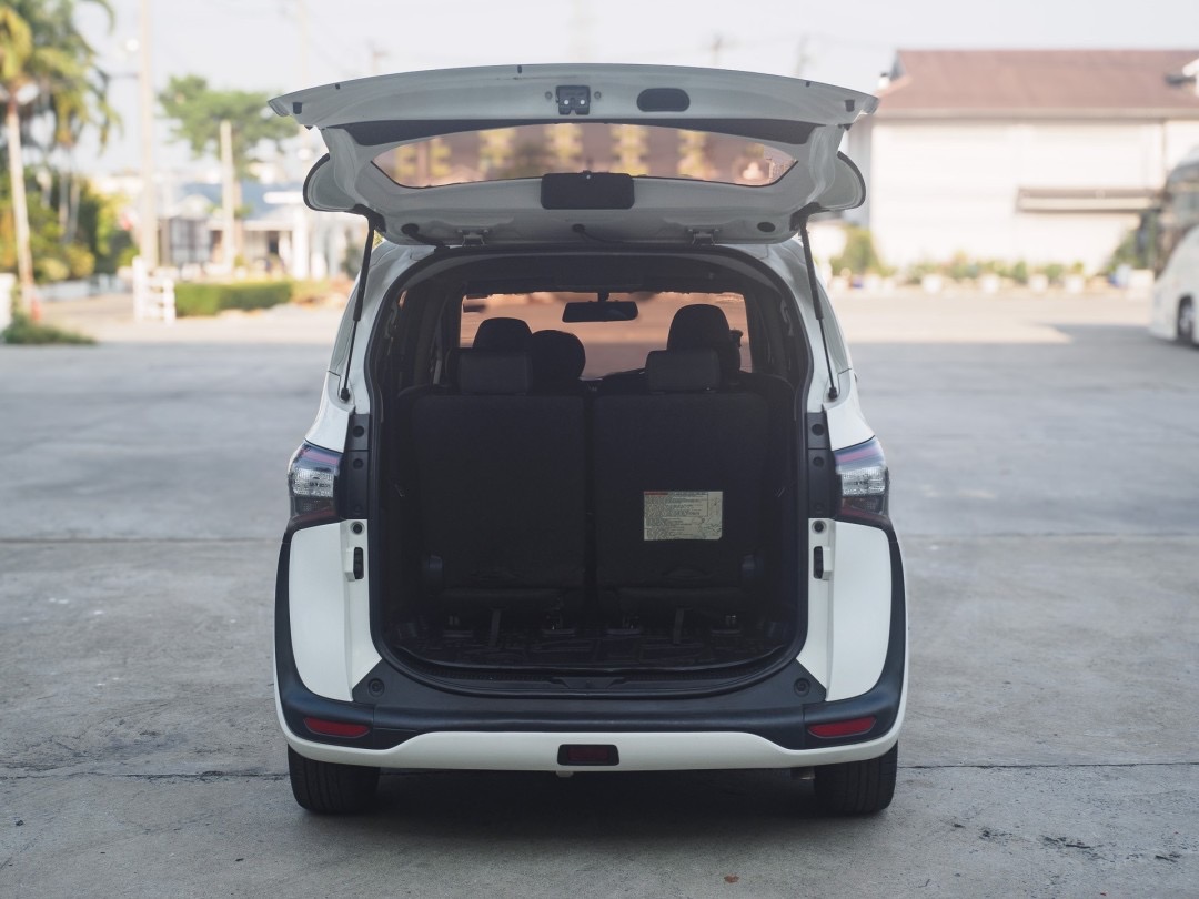 2017 Toyota Sienta สีขาว