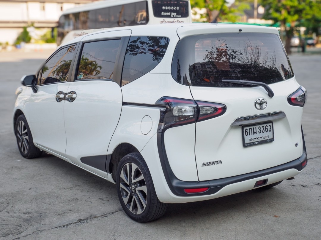 2017 Toyota Sienta สีขาว (รูปที่ 4)