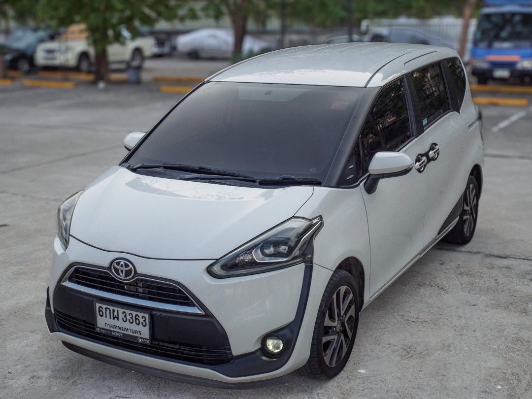 2017 Toyota Sienta สีขาว (รูปที่ 2)
