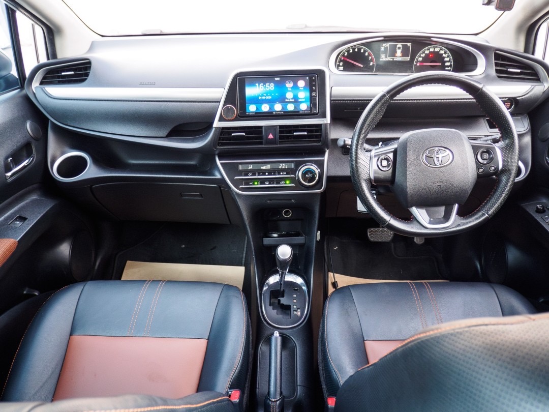 2017 Toyota Sienta สีขาว (รูปที่ 19)