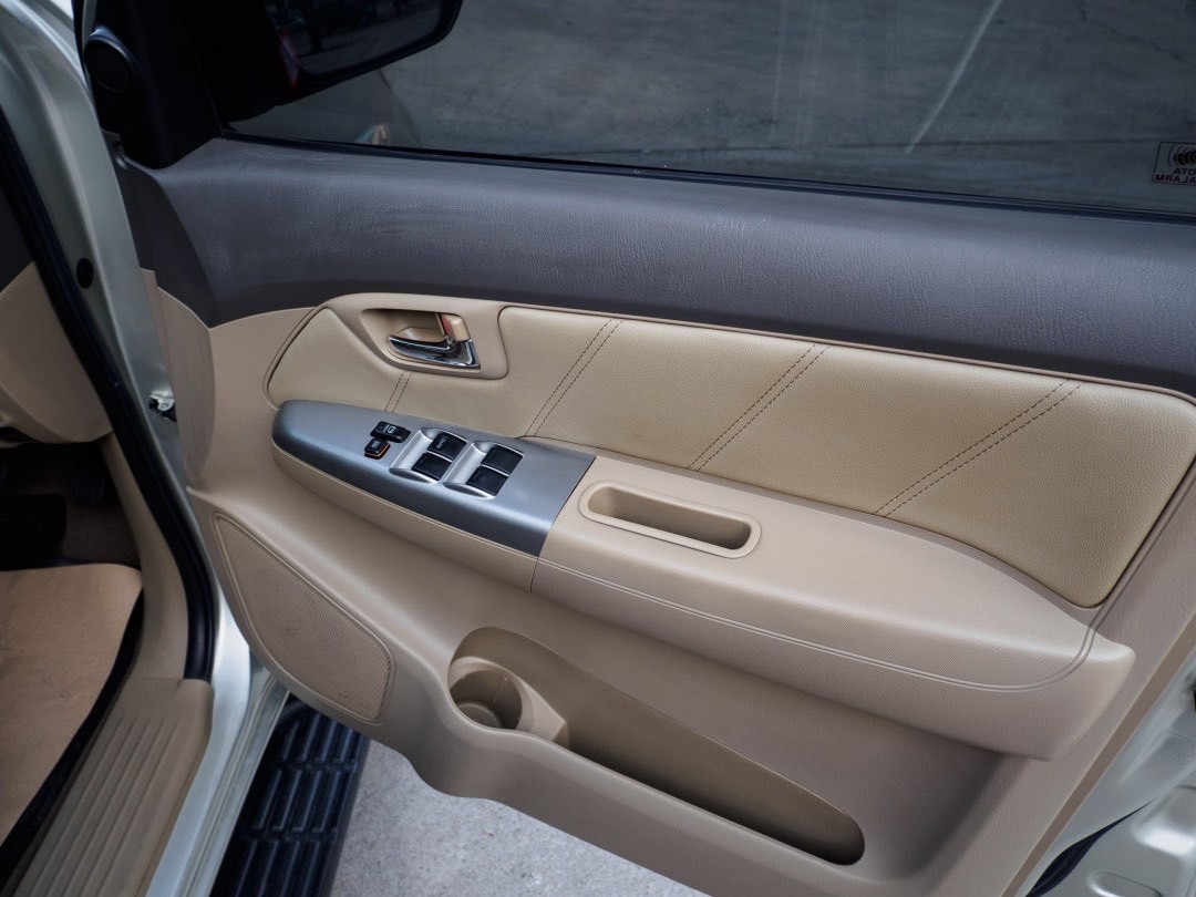 2013 Toyota Fortuner สีเทา (รูปที่ 18)