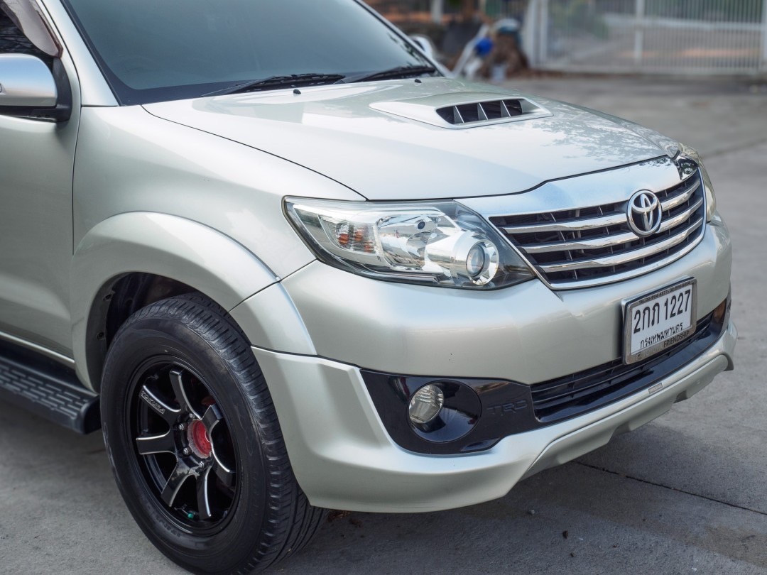 2013 Toyota Fortuner สีเทา (รูปที่ 4)