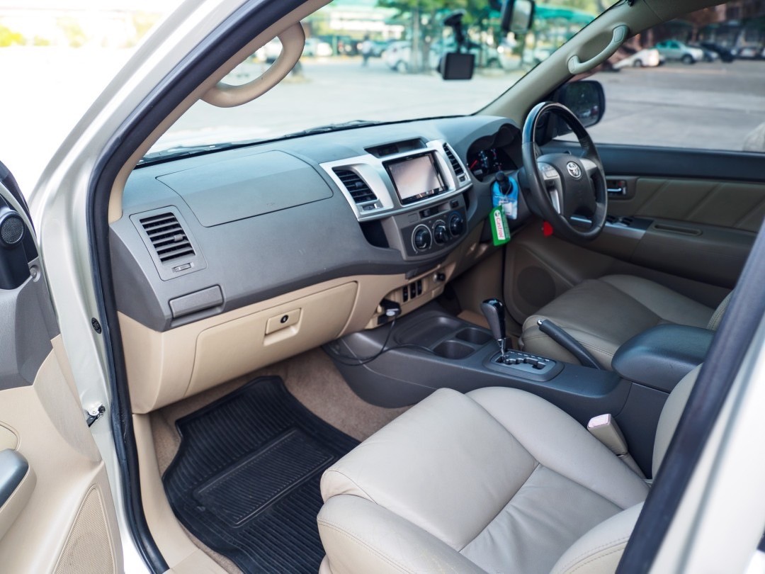 2013 Toyota Fortuner สีเทา (รูปที่ 17)