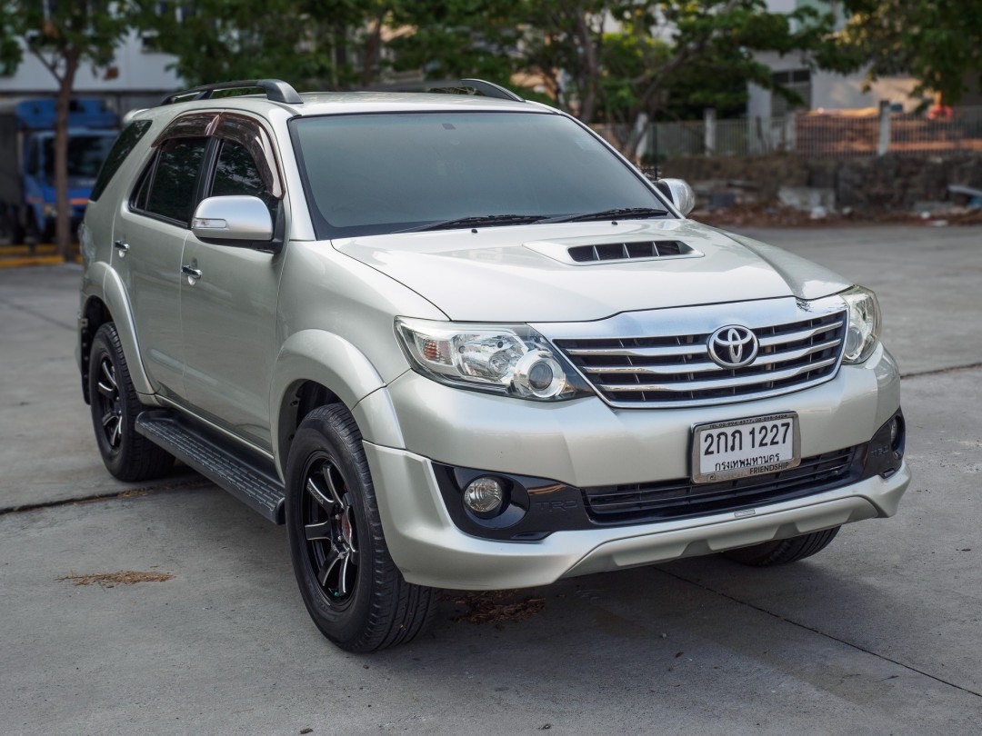 2013 Toyota Fortuner สีเทา (รูปที่ 2)