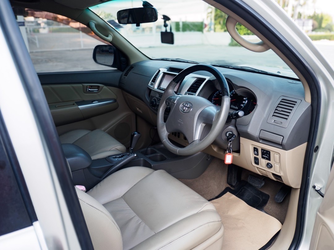 2013 Toyota Fortuner สีเทา (รูปที่ 19)