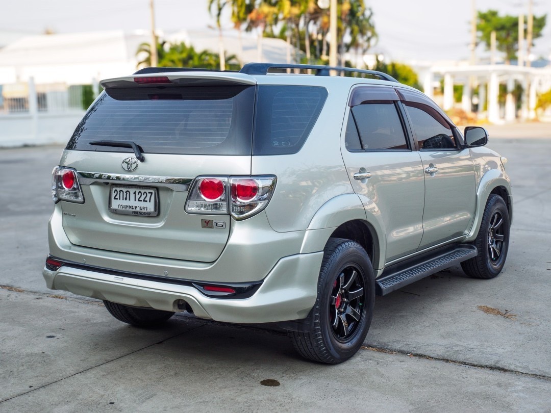 2013 Toyota Fortuner สีเทา (รูปที่ 7)