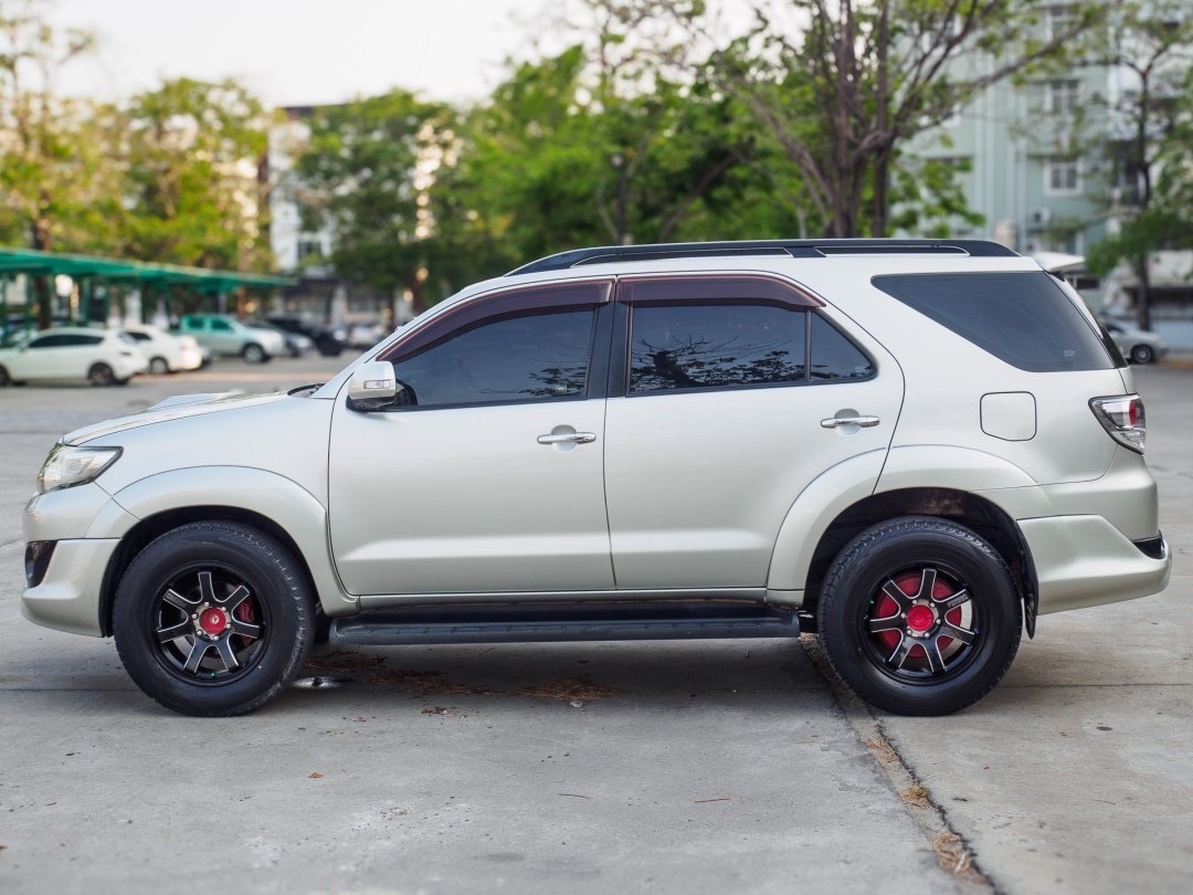 2013 Toyota Fortuner สีเทา (รูปที่ 9)