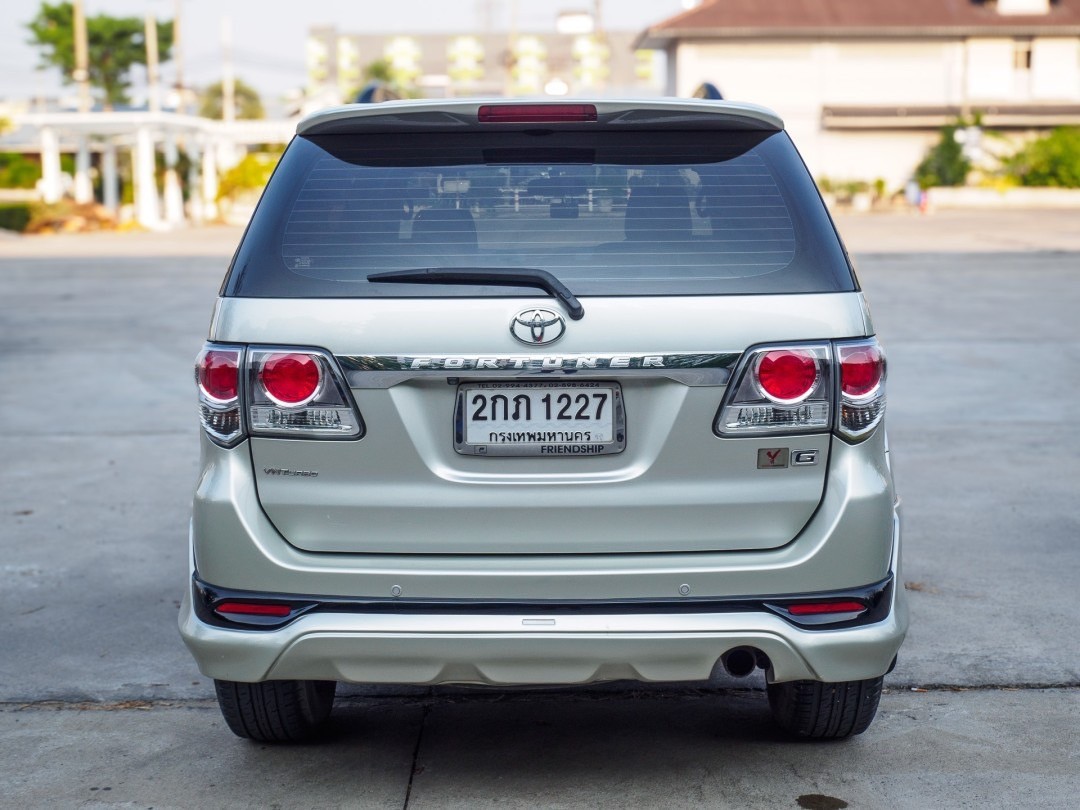 2013 Toyota Fortuner สีเทา (รูปที่ 6)
