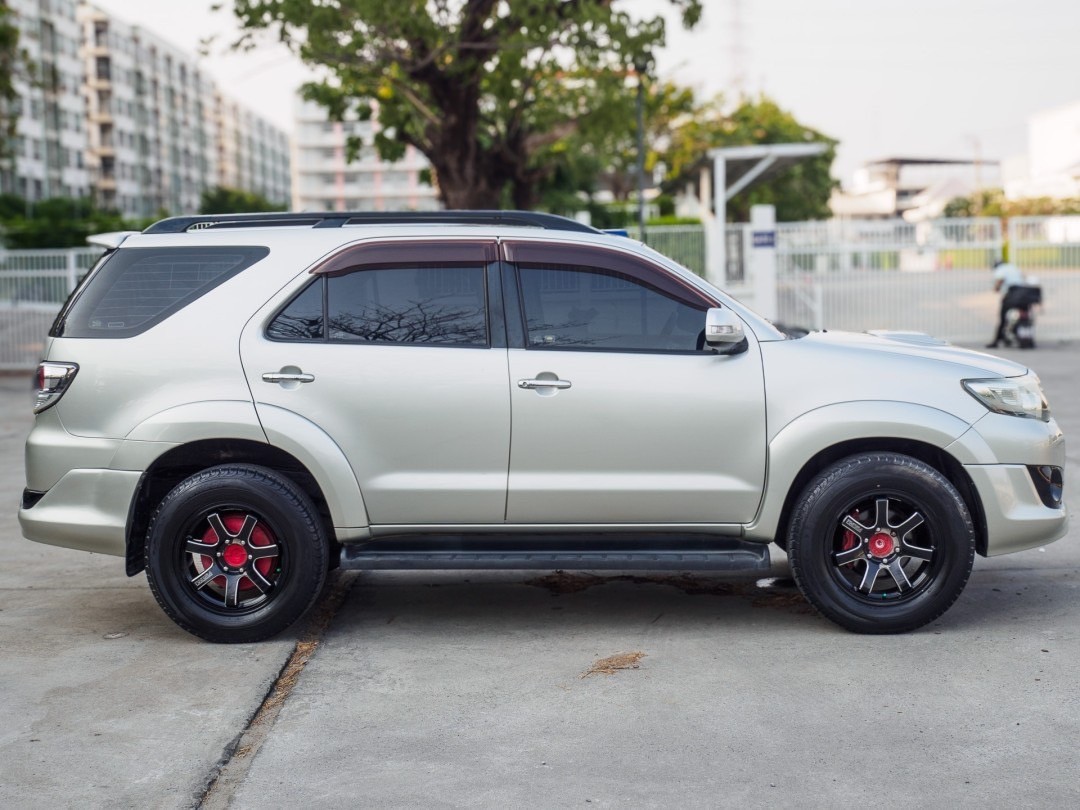 2013 Toyota Fortuner สีเทา (รูปที่ 8)