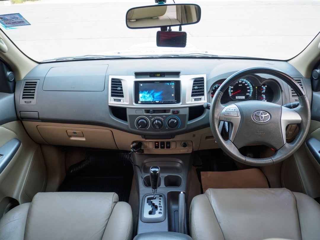 2013 Toyota Fortuner สีเทา (รูปที่ 16)