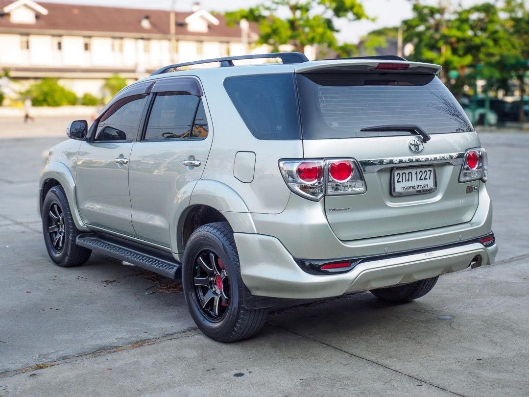 2013 Toyota Fortuner สีเทา (รูปที่ 5)