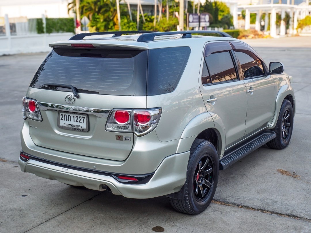 2013 Toyota Fortuner สีเทา (รูปที่ 13)