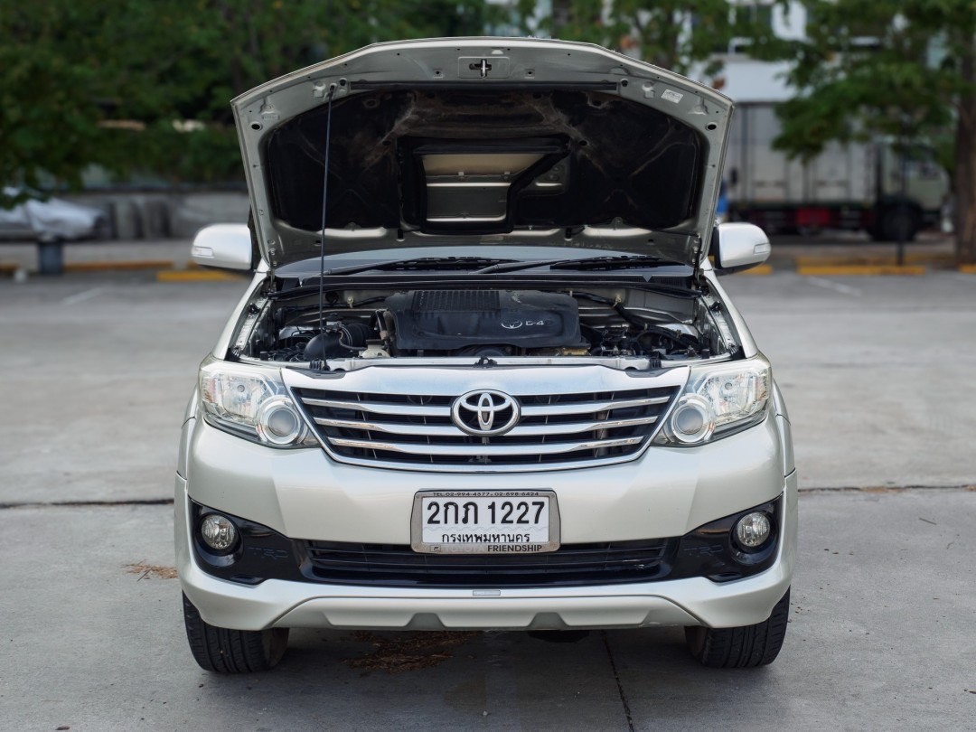 2013 Toyota Fortuner สีเทา (รูปที่ 11)