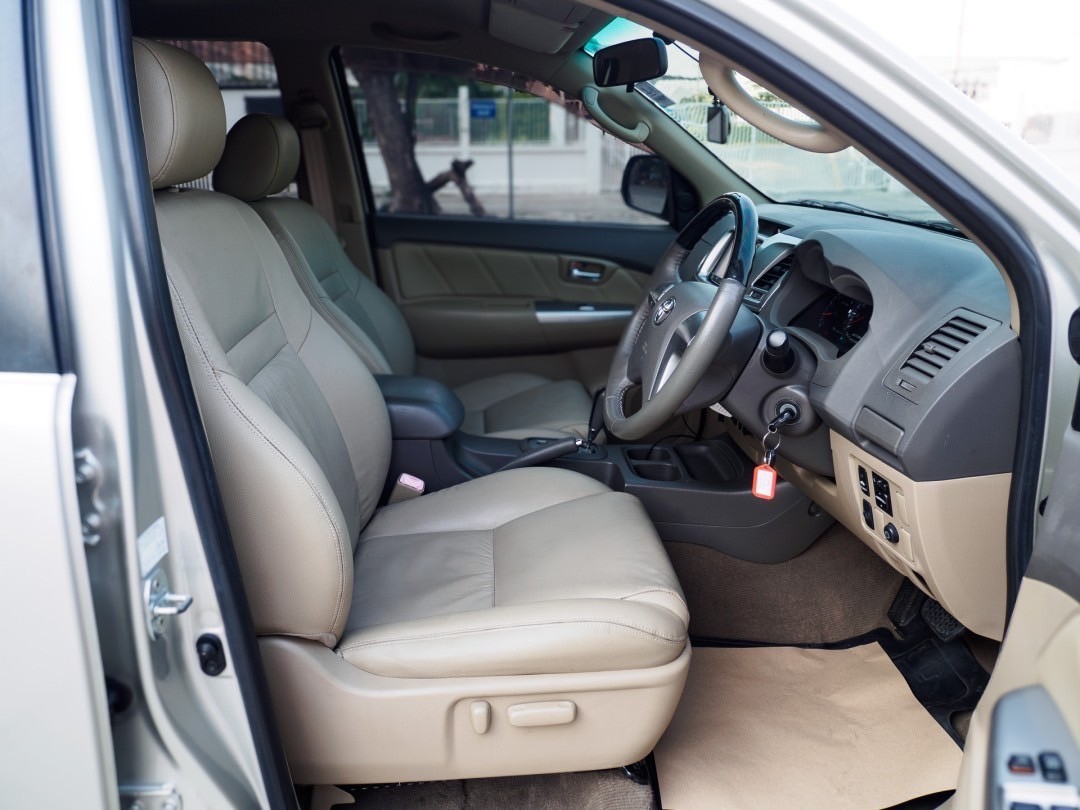 2013 Toyota Fortuner สีเทา (รูปที่ 10)