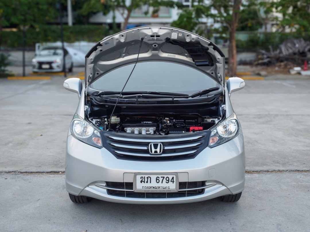 2012 Honda Freed สีเงิน