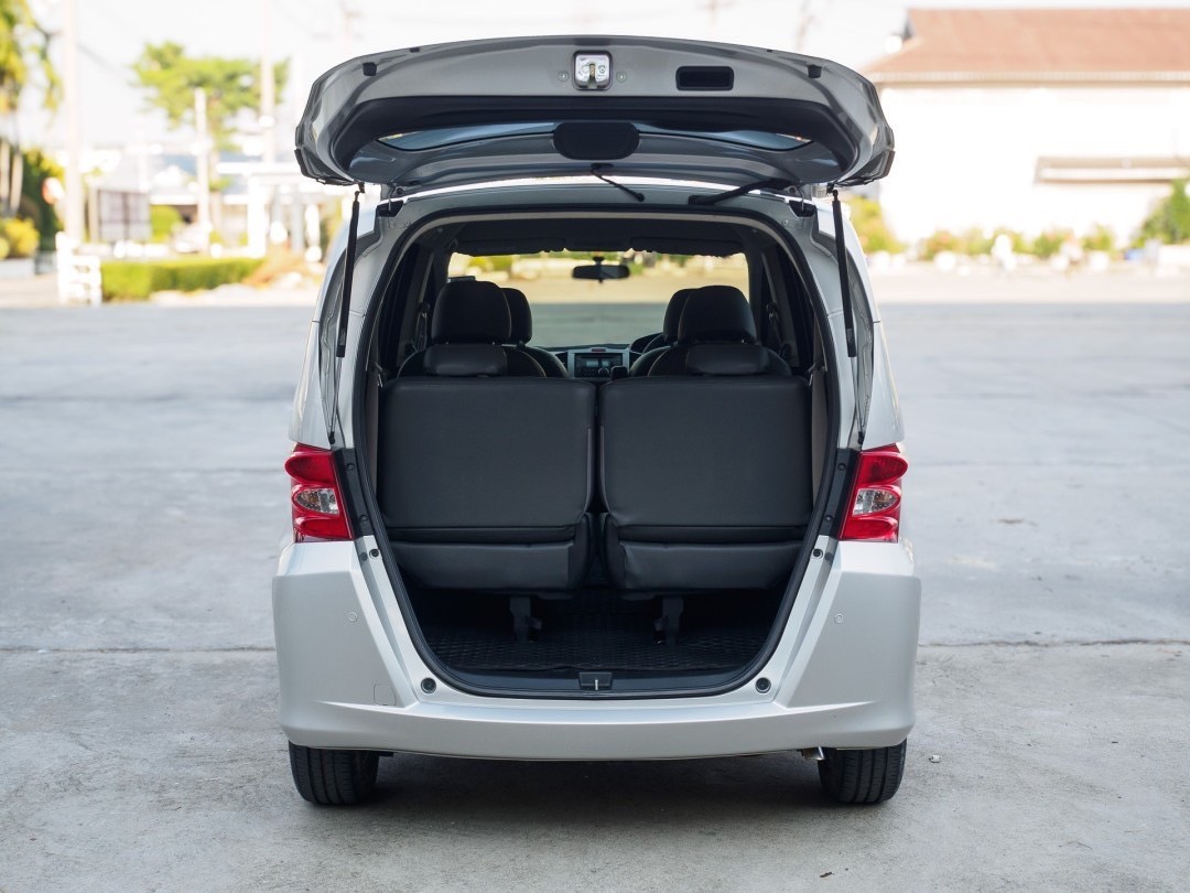 2012 Honda Freed สีเงิน (รูปที่ 16)
