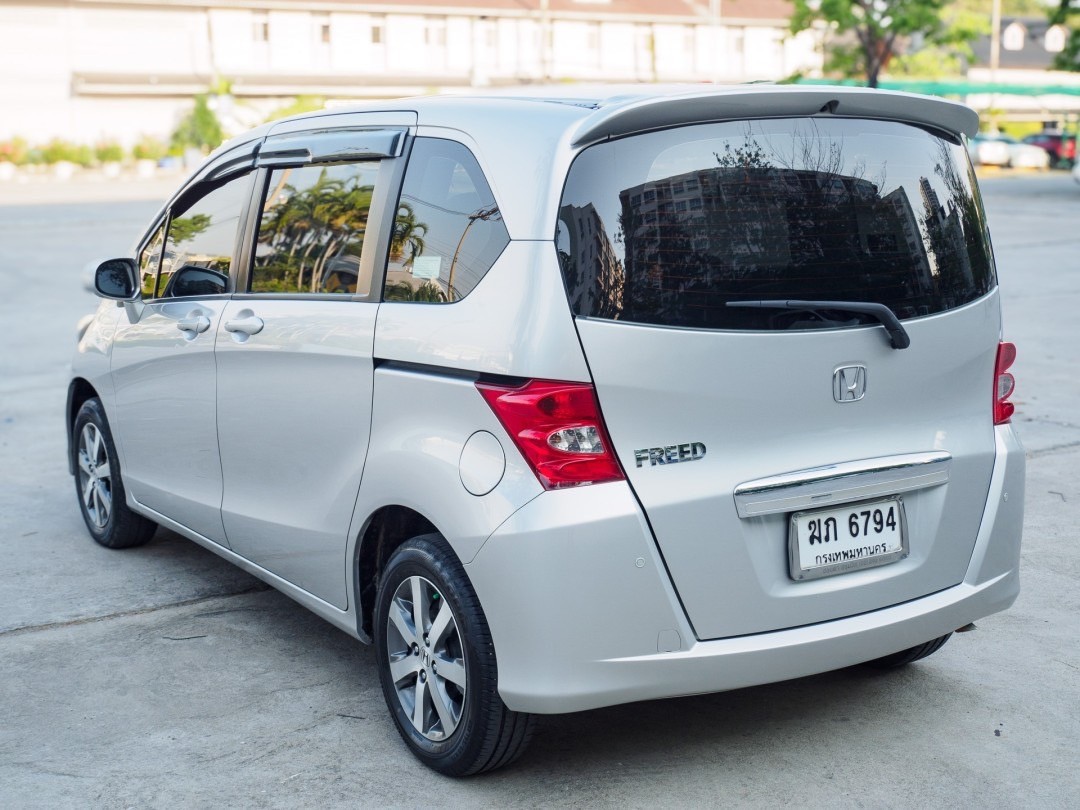 2012 Honda Freed สีเงิน (รูปที่ 11)