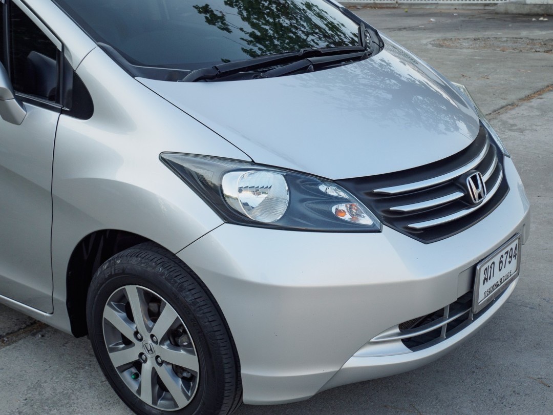 2012 Honda Freed สีเงิน (รูปที่ 10)