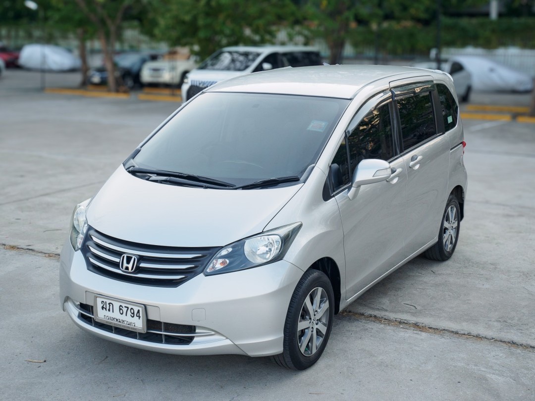 2012 Honda Freed สีเงิน (รูปที่ 3)