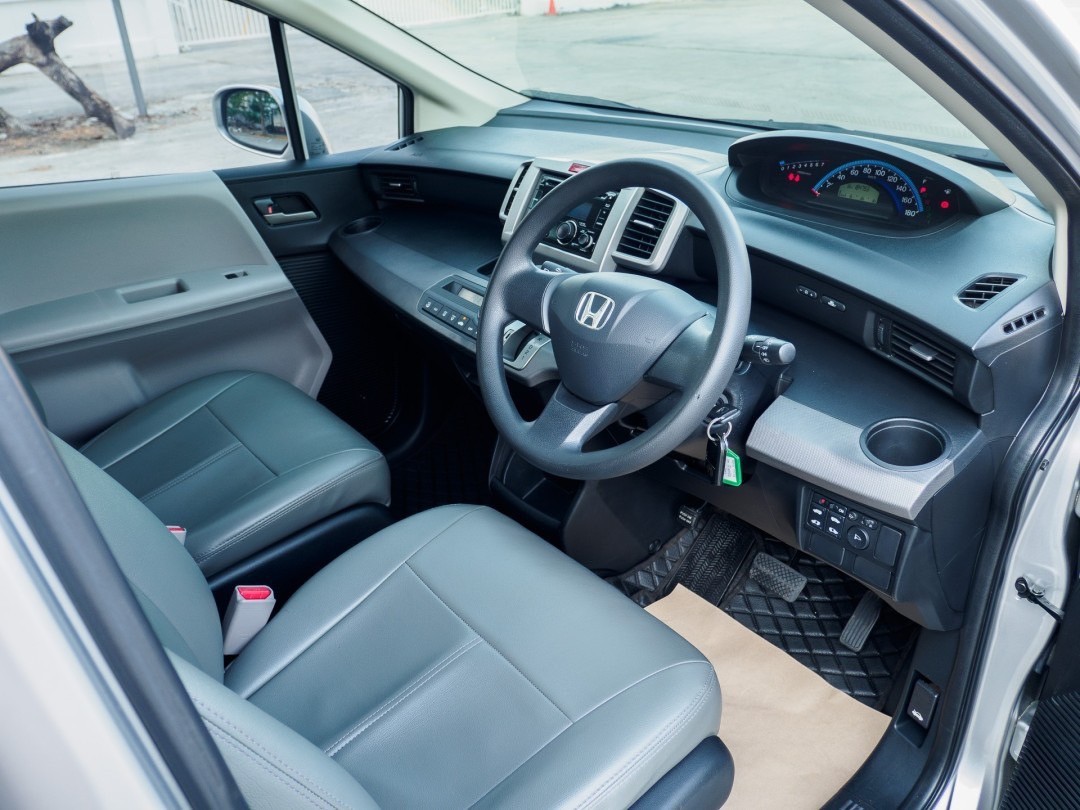 2012 Honda Freed สีเงิน (รูปที่ 8)