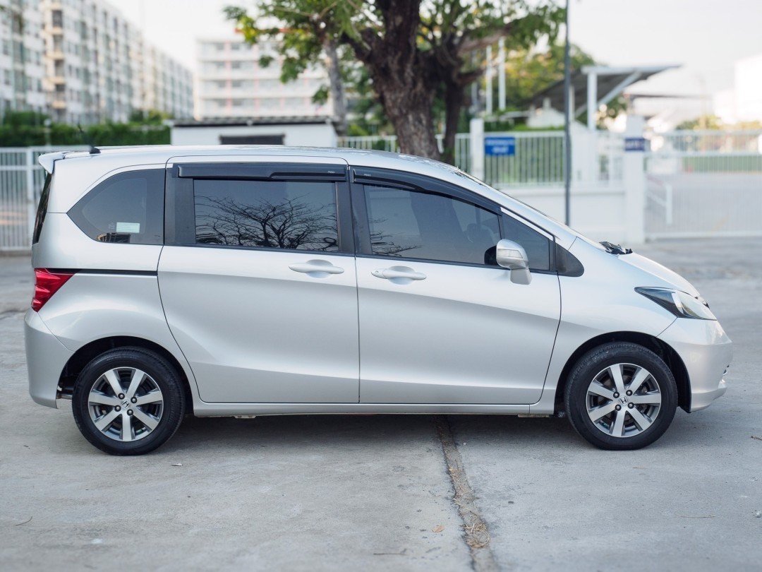 2012 Honda Freed สีเงิน (รูปที่ 4)