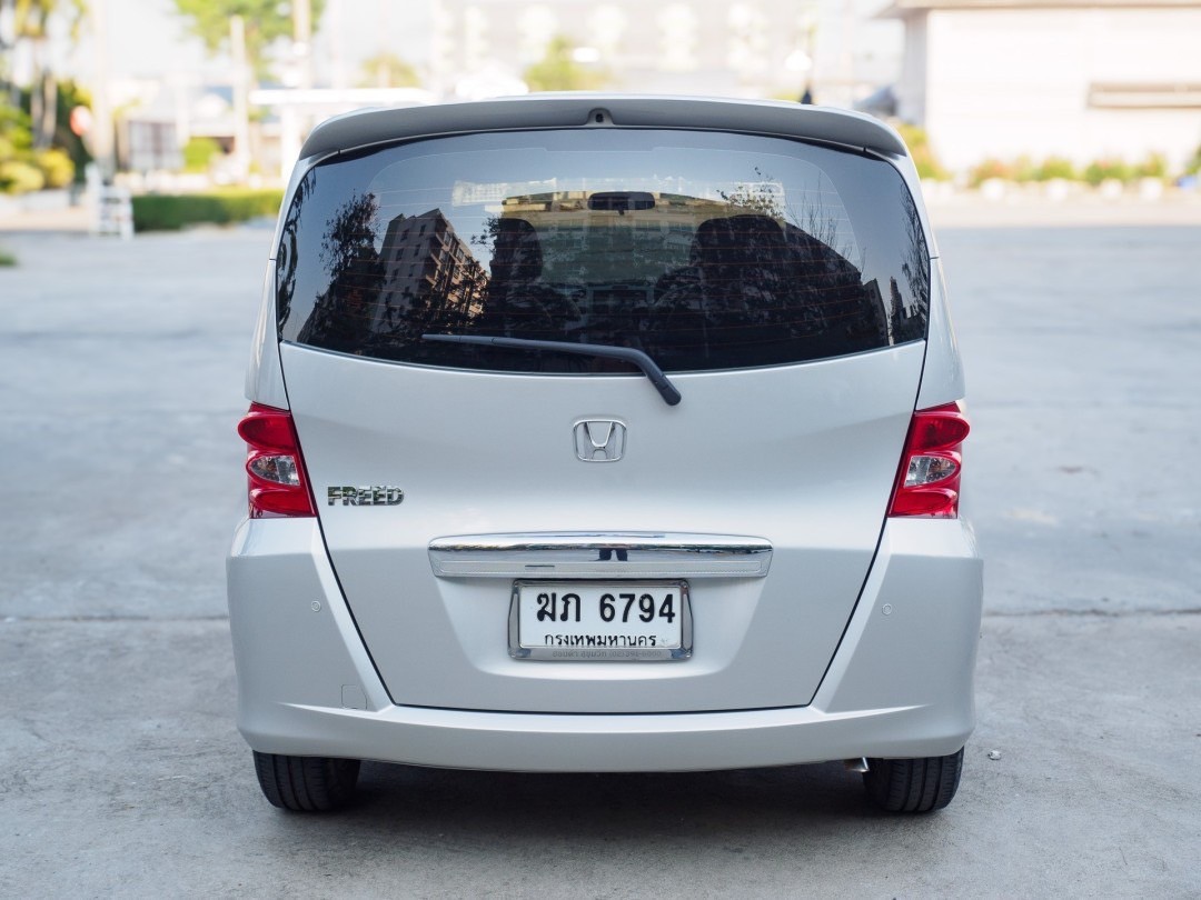 2012 Honda Freed สีเงิน (รูปที่ 6)