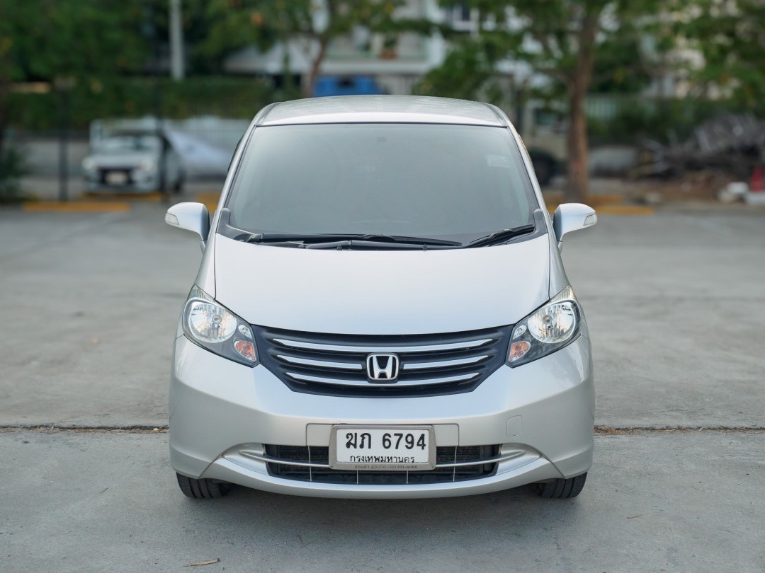 2012 Honda Freed สีเงิน (รูปที่ 2)