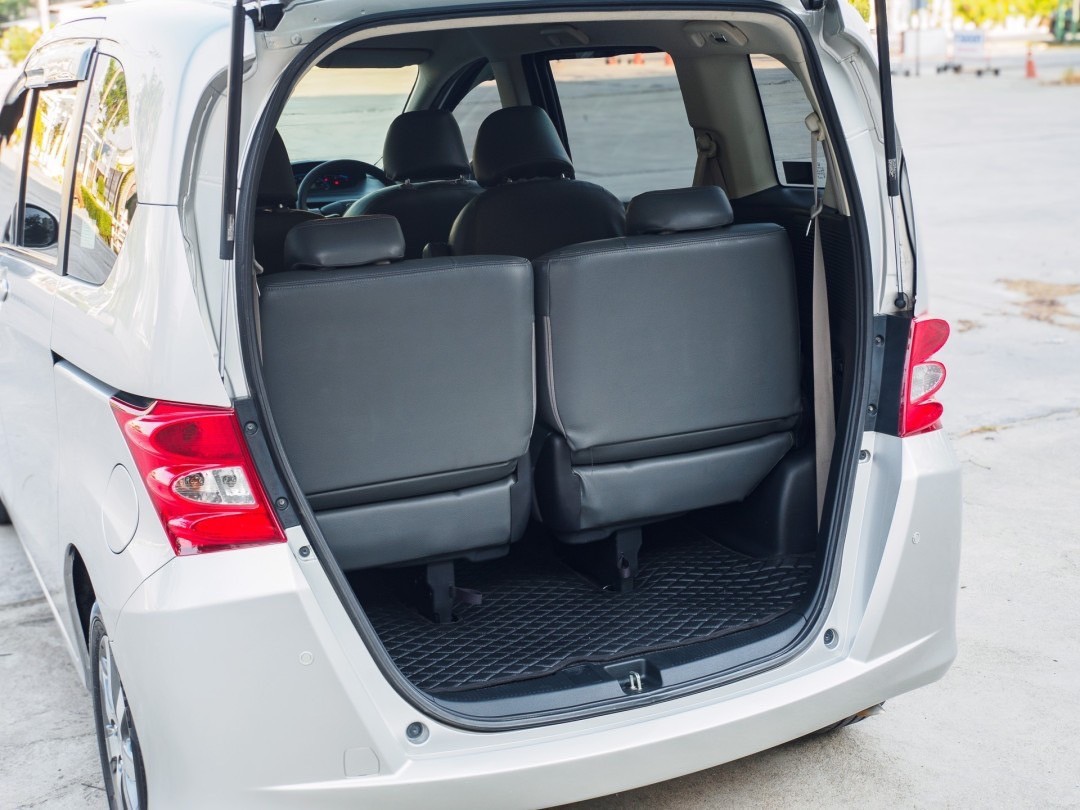 2012 Honda Freed สีเงิน (รูปที่ 17)