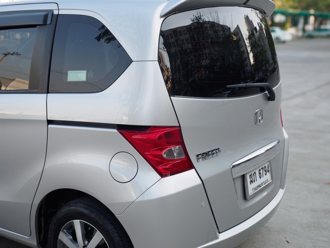 2012 Honda Freed สีเงิน (รูปที่ 9)