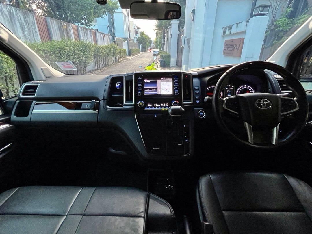 2019 Toyota Majesty สีขาว (รูปที่ 6)