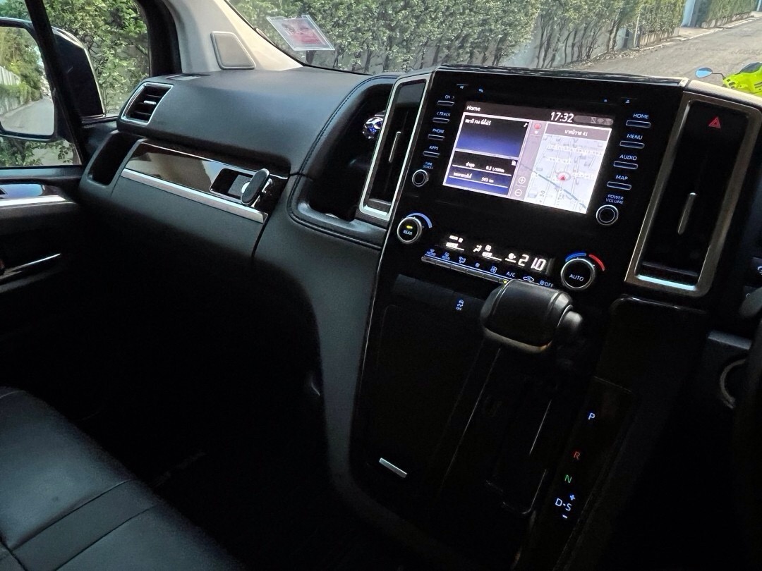 2019 Toyota Majesty สีขาว (รูปที่ 4)