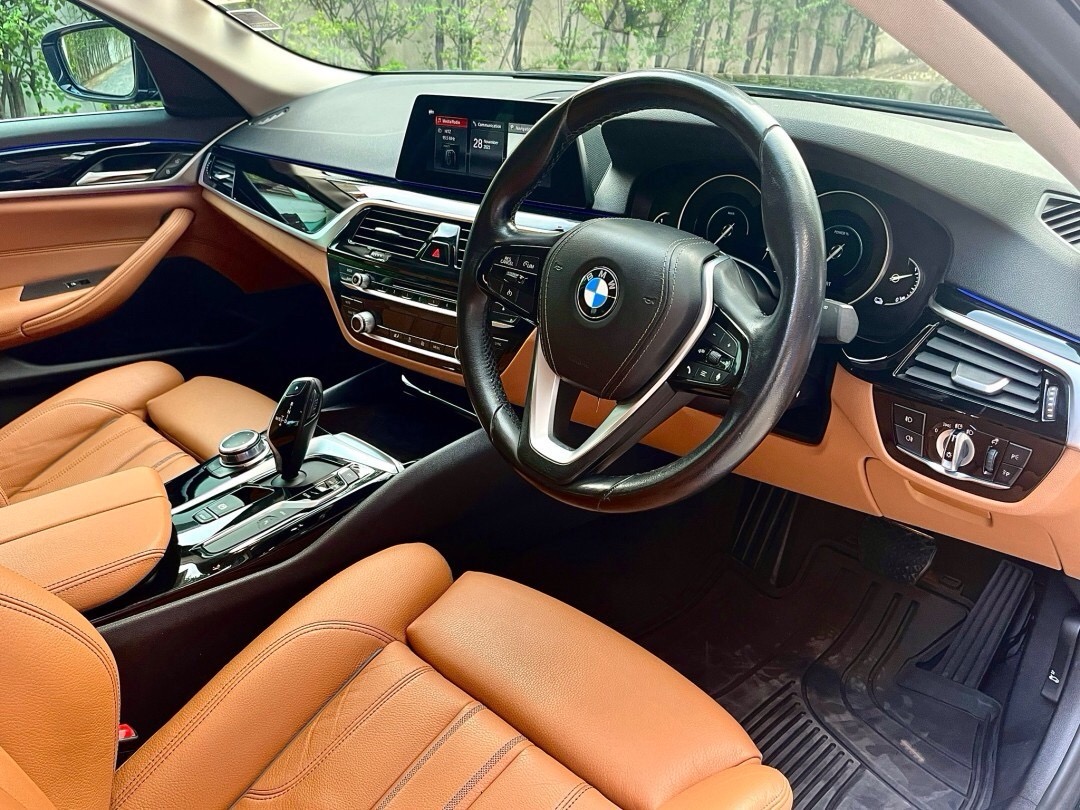 2019 BMW 530e Highline G30 สีดำ