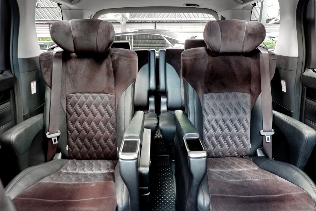2015 Toyota Alphard สีเทา (รูปที่ 13)